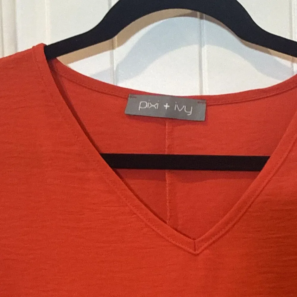 Pixi + Ivy Women's Red Solid V-Neck Short Sleeve Knit Polyester Top M - Picture 2 of 4